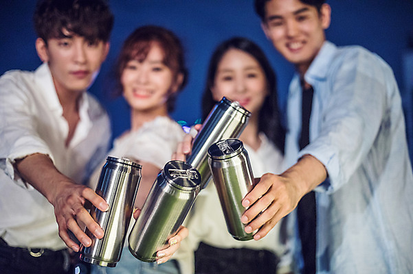 포토 JPG 커플 응시 여자 남자 대학생 로우앵글 포즈 모션 대학생라이프 맥주 서기 미소 들기 사람 여러명 상반신 20대 성인 야외 앞모습 옆모습 아웃포커스 캐주얼 친구 청춘 파티 한국인 야간 옥상 손내밀기 즐거움 건배 캔맥주 성인만 루프탑 국내포토 자연요소 학생 라이프스타일 시선 옷 감정 뷰포인트 다수 컨셉 관계 주류 촬영기법 표정 동양인 손짓 이벤트 청년 캔 파일형식