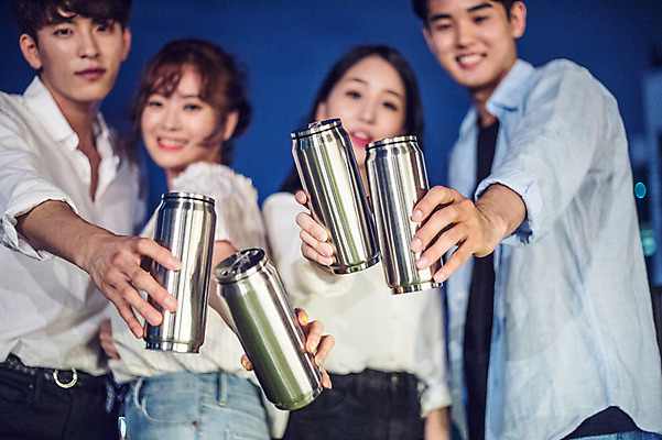 포토 JPG 커플 응시 여자 남자 대학생 로우앵글 포즈 모션 대학생라이프 맥주 서기 미소 들기 사람 여러명 상반신 20대 성인 야외 앞모습 옆모습 아웃포커스 캐주얼 친구 청춘 파티 한국인 야간 옥상 손내밀기 즐거움 건배 캔맥주 성인만 루프탑 국내포토 자연요소 학생 라이프스타일 시선 옷 감정 뷰포인트 다수 컨셉 관계 주류 촬영기법 표정 동양인 손짓 이벤트 청년 캔 파일형식