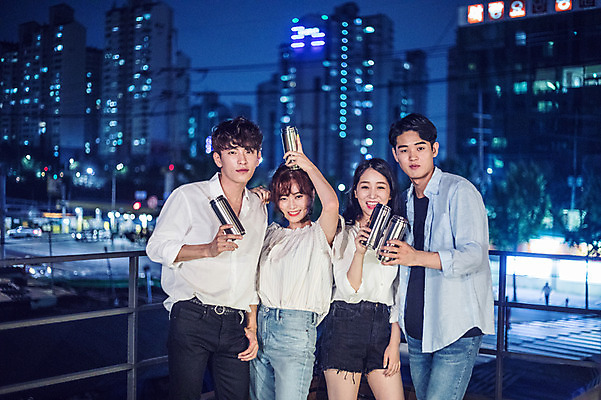 포토 JPG 커플 응시 여자 남자 대학생 포즈 난간 모션 대학생라이프 맥주 서기 미소 들기 사람 여러명 상반신 20대 성인 야외 앞모습 아웃포커스 캐주얼 파란색 친구 청춘 파티 한국인 야간 옥상 즐거움 건배 머리위 캔맥주 성인만 루프탑 국내포토 자연요소 학생 라이프스타일 시선 옷 감정 뷰포인트 컬러 다수 컨셉 관계 주류 촬영기법 표정 동양인 이벤트 청년 캔 파일형식