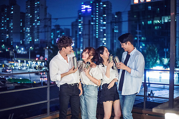 포토 JPG 커플 응시 여자 남자 대학생 포즈 난간 모션 대학생라이프 맥주 서기 미소 웃음 들기 사람 여러명 상반신 20대 성인 야외 앞모습 옆모습 아웃포커스 캐주얼 파란색 친구 청춘 파티 마주보기 한국인 야간 옥상 즐거움 캔맥주 성인만 루프탑 국내포토 자연요소 학생 라이프스타일 시선 옷 감정 뷰포인트 컬러 다수 컨셉 관계 주류 촬영기법 표정 동양인 이벤트 청년 캔 파일형식