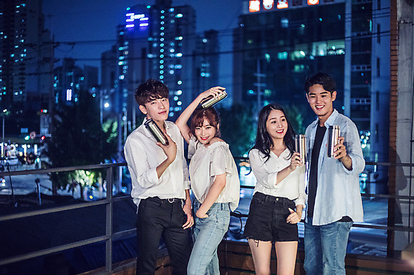 포토 JPG 커플 응시 여자 남자 대학생 포즈 난간 모션 대학생라이프 맥주 서기 미소 들기 사람 여러명 상반신 20대 성인 야외 앞모습 옆모습 아웃포커스 캐주얼 파란색 친구 청춘 파티 손들기 기댐 한국인 야간 옥상 즐거움 주머니손 머리위 캔맥주 성인만 루프탑 국내포토 자연요소 학생 라이프스타일 시선 옷 감정 뷰포인트 컬러 다수 컨셉 관계 주류 촬영기법 표정 동양인 이벤트 청년 캔 파일형식