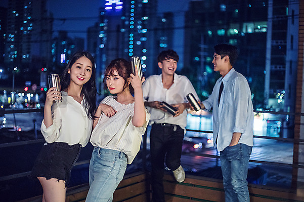 포토 JPG 전신 커플 응시 여자 남자 대학생 포즈 난간 모션 대학생라이프 맥주 대화 서기 미소 웃음 들기 사람 여러명 상반신 20대 성인 야외 앞모습 옆모습 아웃포커스 캐주얼 파란색 친구 청춘 파티 기댐 한국인 야간 옥상 즐거움 주머니손 캔맥주 성인만 루프탑 국내포토 자연요소 학생 라이프스타일 시선 옷 감정 뷰포인트 컬러 다수 컨셉 관계 주류 촬영기법 표정 말하기 동양인 이벤트 청년 캔 파일형식