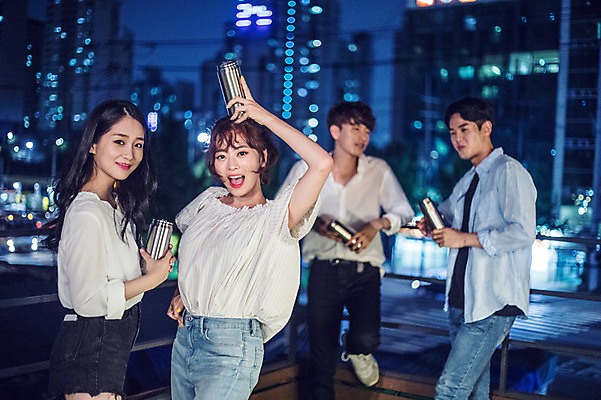 포토 JPG 커플 응시 여자 남자 대학생 포즈 난간 모션 대학생라이프 맥주 서기 미소 들기 사람 여러명 상반신 20대 성인 야외 앞모습 옆모습 아웃포커스 캐주얼 파란색 친구 청춘 파티 기댐 한국인 야간 옥상 즐거움 머리위 캔맥주 성인만 루프탑 국내포토 자연요소 학생 라이프스타일 시선 옷 감정 뷰포인트 컬러 다수 컨셉 관계 주류 촬영기법 표정 동양인 이벤트 청년 캔 파일형식