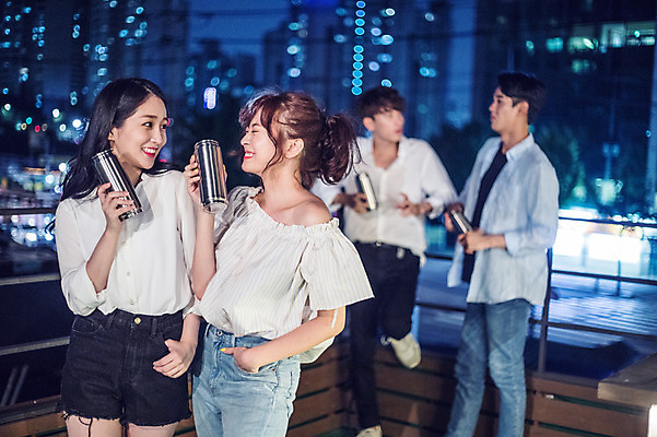 포토 JPG 전신 커플 응시 여자 남자 대학생 포즈 난간 모션 대학생라이프 맥주 대화 서기 웃음 들기 사람 여러명 상반신 20대 성인 야외 앞모습 옆모습 아웃포커스 캐주얼 파란색 친구 청춘 파티 기댐 한국인 야간 옥상 즐거움 캔맥주 성인만 루프탑 국내포토 자연요소 학생 라이프스타일 시선 옷 감정 뷰포인트 컬러 다수 컨셉 관계 주류 촬영기법 표정 말하기 동양인 이벤트 청년 캔 파일형식