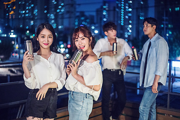포토 JPG 커플 응시 여자 남자 대학생 포즈 난간 모션 대학생라이프 맥주 대화 서기 미소 들기 사람 여러명 상반신 20대 성인 야외 앞모습 옆모습 아웃포커스 캐주얼 파란색 친구 청춘 파티 기댐 한국인 야간 옥상 즐거움 캔맥주 성인만 루프탑 국내포토 자연요소 학생 라이프스타일 시선 옷 감정 뷰포인트 컬러 다수 컨셉 관계 주류 촬영기법 표정 말하기 동양인 이벤트 청년 캔 파일형식