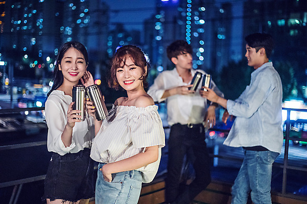 포토 JPG 커플 응시 여자 남자 대학생 포즈 난간 모션 대학생라이프 맥주 대화 서기 미소 들기 사람 여러명 상반신 20대 성인 야외 앞모습 옆모습 아웃포커스 캐주얼 파란색 친구 청춘 파티 마주보기 기댐 한국인 야간 옥상 즐거움 주머니손 캔맥주 성인만 루프탑 국내포토 자연요소 학생 라이프스타일 시선 옷 감정 뷰포인트 컬러 다수 컨셉 관계 주류 촬영기법 표정 말하기 동양인 이벤트 청년 캔 파일형식