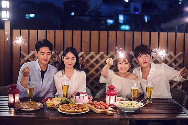 포토 JPG 커플 응시 여자 남자 음식 대학생 포즈 모션 대학생라이프 맥주 피자 폭죽 불꽃놀이 미소 웃음 들기 사람 앉기 여러명 상반신 20대 성인 야외 앞모습 캐주얼 친구 청춘 파티 케이크 샐러드 한국인 축하 잡기 생일파티 생일 야간 옥상 즐거움 맥주잔 생일축하 생일상 야외테이블 성인만 루프탑 스파클라 국내포토 자연요소 학생 라이프스타일 시선 옷 기념일 감정 뷰포인트 다수 컨셉 술잔 관계 놀이 탁자 디저트 주류 패스트푸드 서양음식 표정 동양인 이벤트 청년 파일형식