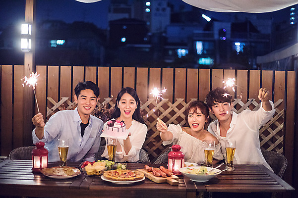 포토 JPG 커플 응시 여자 남자 음식 대학생 포즈 모션 대학생라이프 맥주 피자 폭죽 불꽃놀이 미소 웃음 들기 사람 앉기 여러명 상반신 20대 성인 야외 앞모습 캐주얼 친구 청춘 파티 케이크 샐러드 한국인 축하 생일파티 생일 야간 옥상 즐거움 맥주잔 생일축하 생일상 야외테이블 성인만 루프탑 스파클라 국내포토 자연요소 학생 라이프스타일 시선 옷 기념일 감정 뷰포인트 다수 컨셉 술잔 관계 놀이 탁자 디저트 주류 패스트푸드 서양음식 표정 동양인 이벤트 청년 파일형식