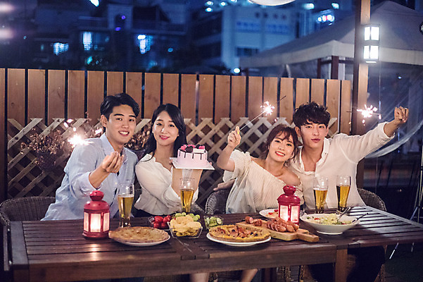 포토 JPG 커플 응시 여자 남자 음식 대학생 포즈 모션 대학생라이프 맥주 피자 폭죽 불꽃놀이 미소 웃음 들기 사람 앉기 여러명 상반신 20대 성인 야외 앞모습 캐주얼 친구 청춘 파티 케이크 샐러드 한국인 축하 생일파티 생일 야간 옥상 즐거움 맥주잔 생일축하 생일상 야외테이블 성인만 루프탑 스파클라 국내포토 자연요소 학생 라이프스타일 시선 옷 기념일 감정 뷰포인트 다수 컨셉 술잔 관계 놀이 탁자 디저트 주류 패스트푸드 서양음식 표정 동양인 이벤트 청년 파일형식