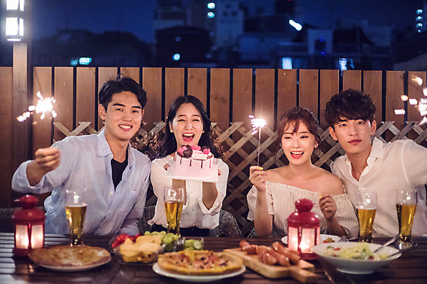포토 JPG 커플 응시 여자 남자 음식 대학생 포즈 모션 대학생라이프 맥주 피자 폭죽 불꽃놀이 미소 웃음 들기 사람 앉기 여러명 상반신 20대 성인 야외 앞모습 캐주얼 친구 청춘 파티 케이크 샐러드 한국인 축하 생일파티 생일 야간 옥상 즐거움 맥주잔 생일축하 생일상 야외테이블 성인만 루프탑 스파클라 국내포토 자연요소 학생 라이프스타일 시선 옷 기념일 감정 뷰포인트 다수 컨셉 술잔 관계 놀이 탁자 디저트 주류 패스트푸드 서양음식 표정 동양인 이벤트 청년 파일형식