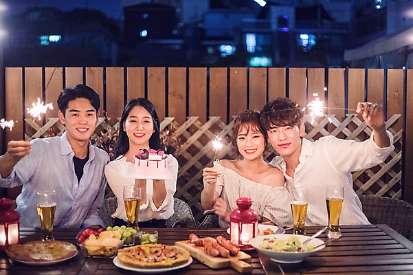 포토 JPG 커플 응시 여자 남자 음식 대학생 포즈 모션 대학생라이프 맥주 피자 폭죽 불꽃놀이 미소 웃음 들기 사람 앉기 여러명 상반신 20대 성인 야외 앞모습 캐주얼 친구 청춘 파티 케이크 샐러드 한국인 축하 생일파티 생일 야간 옥상 즐거움 맥주잔 생일축하 생일상 야외테이블 성인만 루프탑 스파클라 국내포토 자연요소 학생 라이프스타일 시선 옷 기념일 감정 뷰포인트 다수 컨셉 술잔 관계 놀이 탁자 디저트 주류 패스트푸드 서양음식 표정 동양인 이벤트 청년 파일형식