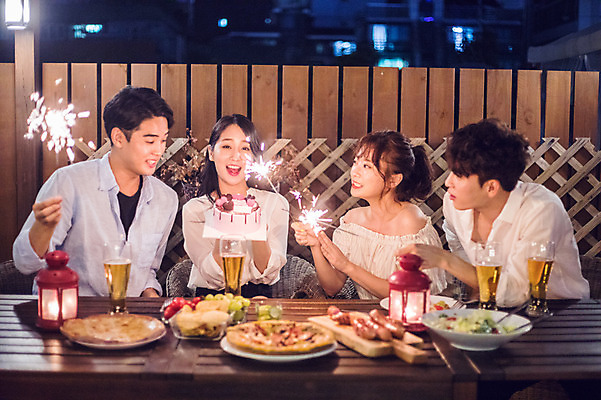 포토 JPG 커플 응시 여자 남자 음식 대학생 포즈 모션 대학생라이프 피자 폭죽 불꽃놀이 미소 웃음 들기 사람 앉기 여러명 상반신 20대 성인 야외 앞모습 옆모습 캐주얼 친구 청춘 파티 케이크 샐러드 한국인 축하 생일파티 생일 야간 옥상 즐거움 생일축하 생일상 야외테이블 성인만 루프탑 스파클라 국내포토 자연요소 학생 라이프스타일 시선 옷 기념일 감정 뷰포인트 다수 컨셉 관계 놀이 탁자 디저트 패스트푸드 서양음식 표정 동양인 이벤트 청년 파일형식