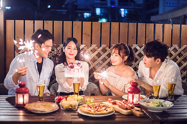 포토 JPG 커플 응시 여자 남자 대학생 포즈 모션 대학생라이프 피자 폭죽 불꽃놀이 요리 미소 웃음 들기 사람 앉기 여러명 상반신 20대 성인 야외 앞모습 옆모습 캐주얼 친구 청춘 파티 케이크 샐러드 한국인 축하 랜턴 생일파티 생일 야간 옥상 즐거움 생일축하 생일상 야외테이블 성인만 루프탑 스파클라 국내포토 자연요소 학생 라이프스타일 시선 옷 기념일 감정 음식 뷰포인트 다수 컨셉 관계 놀이 탁자 디저트 조명 패스트푸드 서양음식 표정 동양인 이벤트 청년 파일형식