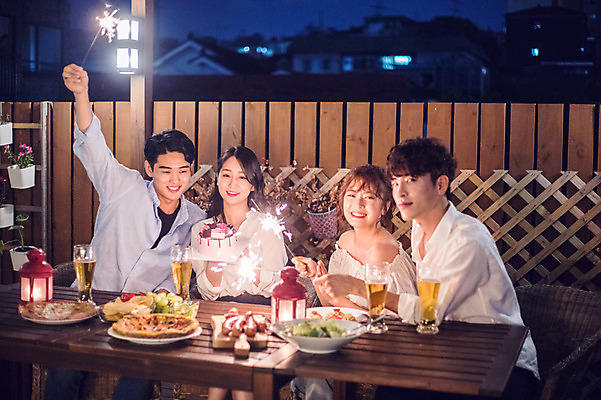 포토 JPG 커플 응시 여자 남자 대학생 포즈 모션 대학생라이프 피자 폭죽 불꽃놀이 미소 웃음 들기 사람 앉기 여러명 상반신 20대 성인 야외 앞모습 옆모습 캐주얼 친구 청춘 파티 케이크 샐러드 한국인 축하 생일파티 생일 야간 옥상 즐거움 생일축하 생일상 야외테이블 성인만 루프탑 스파클라 국내포토 자연요소 학생 라이프스타일 시선 옷 기념일 감정 음식 뷰포인트 다수 컨셉 관계 놀이 탁자 디저트 패스트푸드 서양음식 표정 동양인 이벤트 청년 파일형식