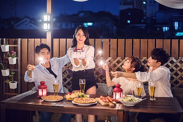 포토 JPG 커플 응시 여자 남자 음식 대학생 포즈 모션 대학생라이프 피자 폭죽 불꽃놀이 서기 미소 웃음 들기 사람 앉기 여러명 상반신 20대 성인 야외 앞모습 옆모습 캐주얼 친구 청춘 파티 케이크 샐러드 한국인 축하 생일파티 생일 야간 옥상 즐거움 생일축하 생일상 야외테이블 성인만 루프탑 스파클라 국내포토 자연요소 학생 라이프스타일 시선 옷 기념일 감정 뷰포인트 다수 컨셉 관계 놀이 탁자 디저트 패스트푸드 서양음식 표정 동양인 이벤트 청년 파일형식