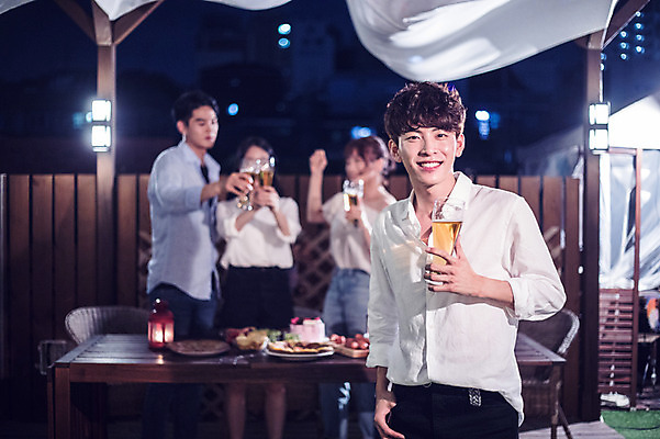 포토 JPG 커플 응시 여자 남자 음식 대학생 포즈 모션 대학생라이프 조명 맥주 서기 미소 들기 사람 여러명 상반신 20대 성인 야외 앞모습 옆모습 아웃포커스 캐주얼 친구 청춘 파티 한국인 야간 옥상 즐거움 주머니손 맥주잔 야외테이블 성인만 루프탑 국내포토 자연요소 학생 라이프스타일 시선 옷 감정 뷰포인트 다수 컨셉 술잔 관계 탁자 주류 촬영기법 표정 동양인 이벤트 청년 파일형식