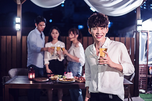 포토 JPG 커플 응시 여자 남자 음식 대학생 포즈 모션 대학생라이프 조명 맥주 서기 미소 들기 사람 여러명 상반신 20대 성인 야외 앞모습 옆모습 아웃포커스 캐주얼 친구 청춘 파티 한국인 야간 옥상 즐거움 건배 주머니손 맥주잔 야외테이블 성인만 루프탑 국내포토 자연요소 학생 라이프스타일 시선 옷 감정 뷰포인트 다수 컨셉 술잔 관계 탁자 주류 촬영기법 표정 동양인 이벤트 청년 파일형식