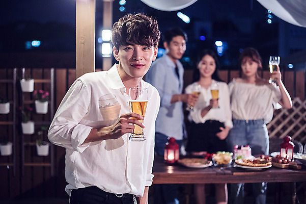 포토 JPG 커플 응시 여자 남자 음식 대학생 포즈 모션 대학생라이프 맥주 서기 미소 들기 사람 여러명 상반신 20대 성인 야외 앞모습 옆모습 아웃포커스 캐주얼 친구 청춘 파티 기댐 한국인 기둥 야간 옥상 즐거움 맥주잔 야외테이블 성인만 루프탑 국내포토 자연요소 학생 라이프스타일 시선 옷 건축 감정 뷰포인트 다수 컨셉 술잔 관계 탁자 주류 촬영기법 표정 동양인 이벤트 청년 파일형식