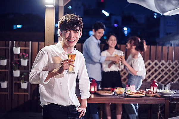 포토 JPG 전신 커플 응시 여자 남자 음식 대학생 허리손 포즈 모션 대학생라이프 맥주 대화 서기 미소 웃음 들기 사람 여러명 상반신 20대 성인 야외 앞모습 옆모습 아웃포커스 캐주얼 친구 청춘 파티 기댐 한국인 기둥 야간 옥상 즐거움 맥주잔 야외테이블 성인만 루프탑 국내포토 자연요소 학생 라이프스타일 시선 옷 건축 감정 뷰포인트 다수 컨셉 술잔 관계 탁자 주류 촬영기법 표정 말하기 동양인 이벤트 청년 파일형식