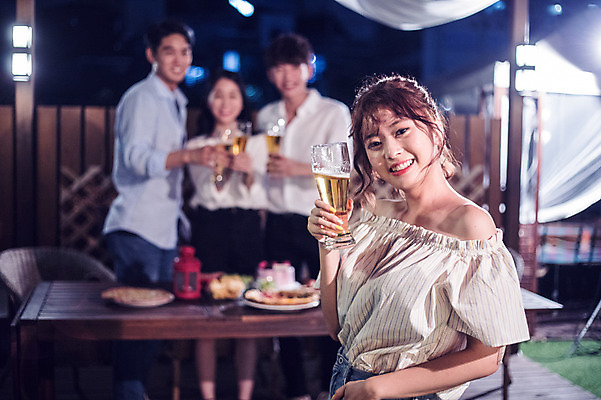 포토 JPG 커플 응시 여자 남자 음식 대학생 포즈 모션 대학생라이프 조명 맥주 서기 미소 들기 사람 여러명 상반신 20대 성인 야외 앞모습 옆모습 아웃포커스 캐주얼 친구 청춘 파티 한국인 야간 옥상 즐거움 주머니손 맥주잔 야외테이블 성인만 루프탑 국내포토 자연요소 학생 라이프스타일 시선 옷 감정 뷰포인트 다수 컨셉 술잔 관계 탁자 주류 촬영기법 표정 동양인 이벤트 청년 파일형식
