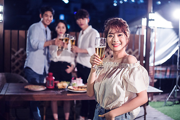 포토 JPG 커플 응시 여자 남자 음식 대학생 포즈 모션 대학생라이프 조명 맥주 서기 미소 들기 사람 여러명 상반신 20대 성인 야외 앞모습 옆모습 아웃포커스 캐주얼 친구 청춘 파티 한국인 야간 옥상 즐거움 주머니손 맥주잔 야외테이블 성인만 루프탑 국내포토 자연요소 학생 라이프스타일 시선 옷 감정 뷰포인트 다수 컨셉 술잔 관계 탁자 주류 촬영기법 표정 동양인 이벤트 청년 파일형식