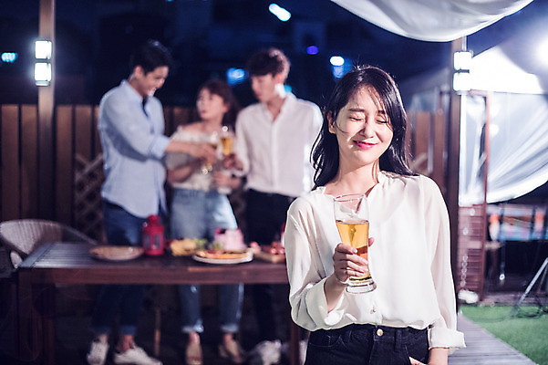 포토 JPG 전신 커플 여자 남자 음식 대학생 포즈 모션 대학생라이프 조명 맥주 대화 서기 미소 들기 사람 여러명 상반신 20대 성인 야외 앞모습 옆모습 아웃포커스 캐주얼 친구 청춘 파티 눈감음 한국인 야간 옥상 즐거움 맥주잔 야외테이블 성인만 루프탑 국내포토 자연요소 학생 라이프스타일 옷 감정 뷰포인트 다수 컨셉 술잔 관계 탁자 주류 촬영기법 표정 말하기 동양인 이벤트 청년 파일형식