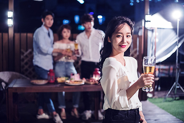 포토 JPG 전신 커플 응시 여자 남자 음식 대학생 포즈 모션 대학생라이프 조명 맥주 서기 미소 들기 사람 여러명 상반신 20대 성인 야외 앞모습 옆모습 아웃포커스 캐주얼 친구 청춘 파티 한국인 야간 옥상 즐거움 맥주잔 야외테이블 성인만 루프탑 국내포토 자연요소 학생 라이프스타일 시선 옷 감정 뷰포인트 다수 컨셉 술잔 관계 탁자 주류 촬영기법 표정 동양인 이벤트 청년 파일형식