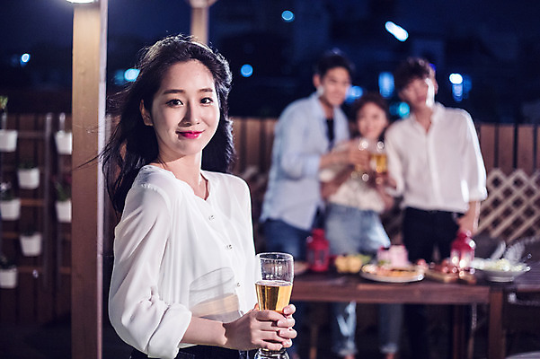 포토 JPG 전신 커플 응시 여자 남자 음식 대학생 포즈 모션 대학생라이프 맥주 서기 미소 들기 사람 여러명 상반신 20대 성인 야외 앞모습 옆모습 아웃포커스 캐주얼 친구 청춘 파티 기댐 한국인 기둥 야간 옥상 즐거움 맥주잔 야외테이블 성인만 루프탑 국내포토 자연요소 학생 라이프스타일 시선 옷 건축 감정 뷰포인트 다수 컨셉 술잔 관계 탁자 주류 촬영기법 표정 동양인 이벤트 청년 파일형식
