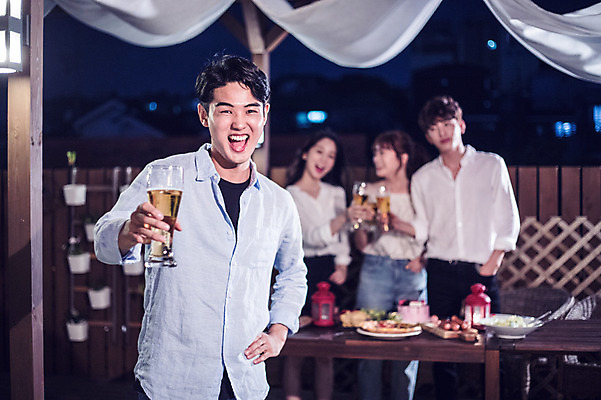포토 JPG 커플 응시 여자 남자 음식 대학생 허리손 포즈 모션 대학생라이프 맥주 서기 웃음 들기 사람 여러명 상반신 20대 성인 야외 앞모습 아웃포커스 캐주얼 친구 청춘 파티 한국인 야간 옥상 즐거움 맥주잔 야외테이블 성인만 루프탑 국내포토 자연요소 학생 라이프스타일 시선 옷 감정 뷰포인트 다수 컨셉 술잔 관계 탁자 주류 촬영기법 표정 동양인 이벤트 청년 파일형식