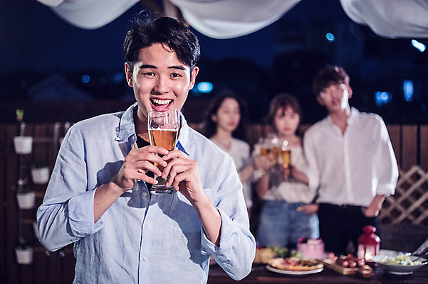 포토 JPG 커플 응시 여자 남자 음식 대학생 포즈 모션 대학생라이프 맥주 서기 미소 들기 사람 여러명 상반신 20대 성인 야외 앞모습 아웃포커스 캐주얼 친구 청춘 파티 한국인 마시기 야간 옥상 즐거움 맥주잔 야외테이블 성인만 루프탑 국내포토 자연요소 학생 라이프스타일 시선 옷 감정 뷰포인트 다수 컨셉 술잔 관계 탁자 주류 촬영기법 표정 동양인 이벤트 청년 파일형식