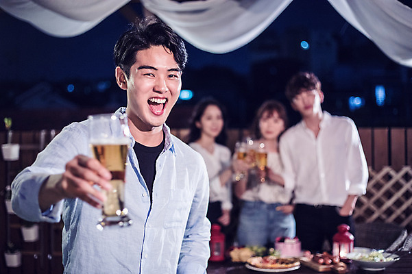 포토 JPG 커플 여자 남자 음식 대학생 포즈 모션 대학생라이프 맥주 서기 웃음 들기 사람 여러명 상반신 20대 성인 야외 앞모습 아웃포커스 캐주얼 친구 청춘 파티 한국인 야간 옥상 즐거움 맥주잔 야외테이블 성인만 루프탑 국내포토 자연요소 학생 라이프스타일 옷 감정 뷰포인트 다수 컨셉 술잔 관계 탁자 주류 촬영기법 표정 동양인 이벤트 청년 파일형식