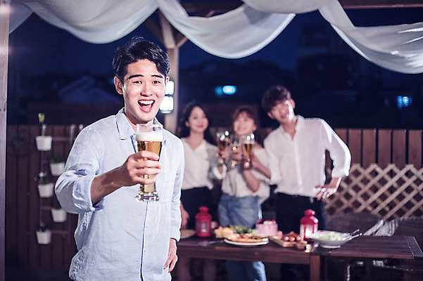 포토 JPG 커플 응시 여자 남자 음식 대학생 포즈 모션 대학생라이프 맥주 서기 웃음 들기 사람 여러명 상반신 20대 성인 야외 앞모습 아웃포커스 캐주얼 친구 청춘 파티 한국인 야간 옥상 즐거움 맥주잔 야외테이블 성인만 루프탑 국내포토 자연요소 학생 라이프스타일 시선 옷 감정 뷰포인트 다수 컨셉 술잔 관계 탁자 주류 촬영기법 표정 동양인 이벤트 청년 파일형식