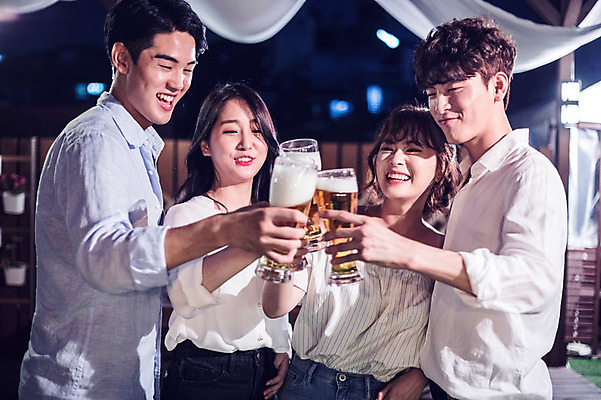 포토 JPG 커플 응시 여자 남자 대학생 포즈 모션 대학생라이프 맥주 서기 미소 사람 여러명 상반신 20대 성인 야외 앞모습 옆모습 캐주얼 친구 청춘 파티 기댐 한국인 야간 옥상 즐거움 건배 맥주잔 성인만 루프탑 국내포토 자연요소 학생 라이프스타일 시선 옷 감정 뷰포인트 다수 컨셉 술잔 관계 주류 표정 동양인 이벤트 청년 파일형식