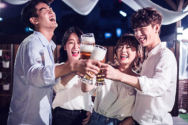 포토 JPG 커플 여자 남자 대학생 포즈 모션 대학생라이프 맥주 서기 웃음 들기 사람 여러명 상반신 20대 성인 야외 앞모습 옆모습 캐주얼 친구 청춘 파티 한국인 야간 옥상 즐거움 건배 맥주잔 성인만 루프탑 국내포토 자연요소 학생 라이프스타일 옷 감정 뷰포인트 다수 컨셉 술잔 관계 주류 표정 동양인 이벤트 청년 파일형식