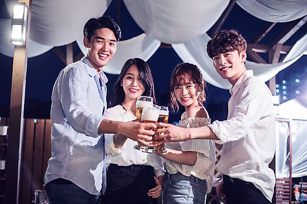 포토 JPG 커플 응시 여자 남자 대학생 포즈 모션 대학생라이프 맥주 서기 미소 들기 사람 여러명 상반신 20대 성인 야외 앞모습 옆모습 캐주얼 친구 청춘 파티 한국인 야간 옥상 즐거움 건배 맥주잔 성인만 루프탑 국내포토 자연요소 학생 라이프스타일 시선 옷 감정 뷰포인트 다수 컨셉 술잔 관계 주류 표정 동양인 이벤트 청년 파일형식