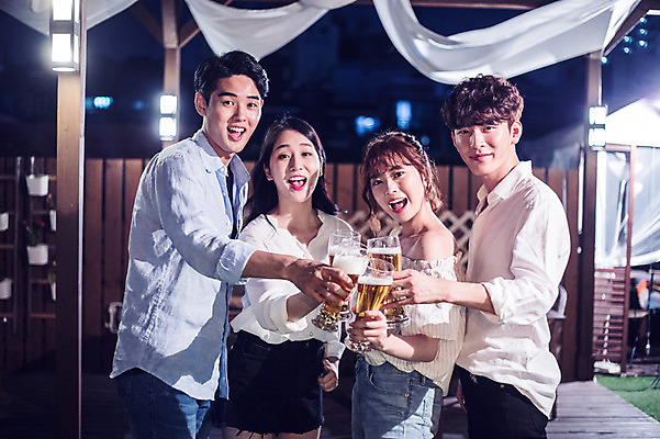 포토 JPG 커플 응시 여자 남자 대학생 포즈 모션 대학생라이프 조명 맥주 서기 웃음 들기 사람 여러명 상반신 20대 성인 야외 앞모습 옆모습 캐주얼 친구 청춘 파티 한국인 야간 옥상 즐거움 건배 맥주잔 성인만 루프탑 국내포토 자연요소 학생 라이프스타일 시선 옷 감정 뷰포인트 다수 컨셉 술잔 관계 주류 표정 동양인 이벤트 청년 파일형식