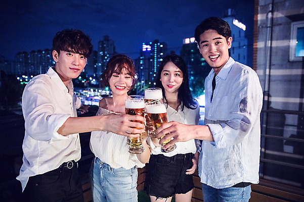 포토 JPG 커플 응시 여자 남자 대학생 포즈 모션 대학생라이프 맥주 서기 미소 들기 사람 여러명 상반신 20대 성인 야외 앞모습 옆모습 캐주얼 파란색 친구 청춘 파티 한국인 야간 옥상 즐거움 건배 맥주잔 성인만 루프탑 국내포토 자연요소 학생 라이프스타일 시선 옷 감정 뷰포인트 컬러 다수 컨셉 술잔 관계 주류 표정 동양인 이벤트 청년 파일형식