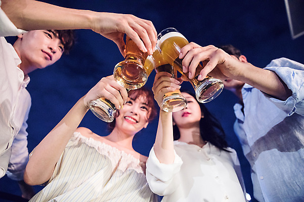 포토 JPG 커플 응시 여자 남자 대학생 로우앵글 포즈 모션 대학생라이프 맥주 한손 서기 미소 들기 사람 여러명 상반신 20대 성인 야외 앞모습 아웃포커스 캐주얼 친구 청춘 파티 한국인 야간 옥상 즐거움 건배 맥주잔 성인만 루프탑 국내포토 자연요소 학생 라이프스타일 손 시선 옷 감정 뷰포인트 다수 컨셉 술잔 관계 주류 촬영기법 표정 동양인 이벤트 청년 파일형식