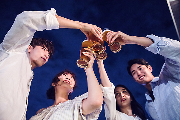 포토 JPG 커플 응시 여자 남자 대학생 로우앵글 포즈 모션 대학생라이프 맥주 한손 서기 미소 들기 사람 여러명 상반신 20대 성인 야외 앞모습 아웃포커스 캐주얼 친구 청춘 파티 한국인 야간 옥상 즐거움 건배 맥주잔 성인만 루프탑 국내포토 자연요소 학생 라이프스타일 손 시선 옷 감정 뷰포인트 다수 컨셉 술잔 관계 주류 촬영기법 표정 동양인 이벤트 청년 파일형식