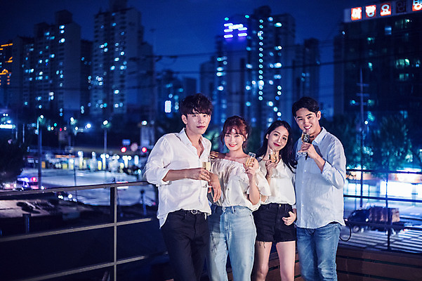 포토 JPG 커플 응시 여자 남자 도로 대학생 포즈 야경 와인잔 난간 모션 대학생라이프 아파트 서기 미소 웃음 들기 사람 빌딩 여러명 상반신 20대 성인 야외 앞모습 아웃포커스 캐주얼 파란색 친구 청춘 파티 와인 기댐 한국인 옥상 화이트와인 즐거움 보케 성인만 루프탑 국내포토 학생 라이프스타일 시선 옷 감정 길 뷰포인트 컬러 다수 컨셉 술잔 관계 교통시설 주택 주류 촬영기법 표정 동양인 이벤트 청년 건물 야간 파일형식 풍경_경치