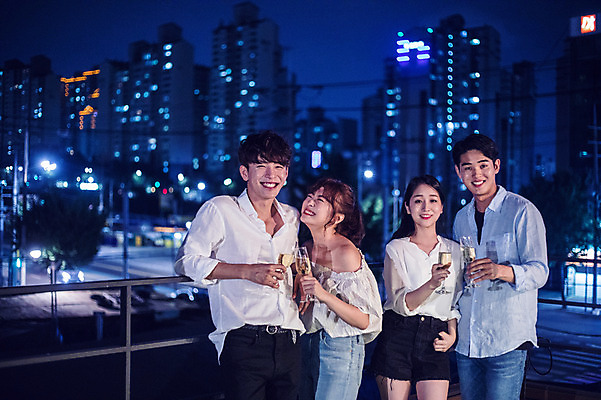 포토 JPG 커플 응시 여자 남자 대학생 포즈 야경 와인잔 난간 모션 대학생라이프 서기 미소 웃음 들기 사람 빌딩 여러명 상반신 20대 성인 야외 앞모습 옆모습 아웃포커스 캐주얼 파란색 친구 청춘 파티 와인 기댐 한국인 옥상 화이트와인 즐거움 보케 성인만 루프탑 국내포토 학생 라이프스타일 시선 옷 감정 뷰포인트 컬러 다수 컨셉 술잔 관계 주류 촬영기법 표정 동양인 이벤트 청년 건물 야간 파일형식 풍경_경치