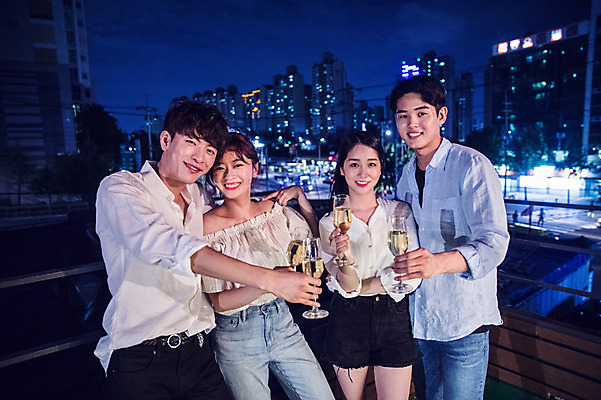 포토 JPG 커플 응시 여자 남자 대학생 포즈 야경 와인잔 난간 모션 대학생라이프 서기 미소 웃음 들기 사람 빌딩 여러명 상반신 20대 성인 야외 앞모습 아웃포커스 캐주얼 파란색 친구 청춘 파티 와인 기댐 한국인 옥상 화이트와인 즐거움 성인만 루프탑 국내포토 학생 라이프스타일 시선 옷 감정 뷰포인트 컬러 다수 컨셉 술잔 관계 주류 촬영기법 표정 동양인 이벤트 청년 건물 야간 파일형식 풍경_경치