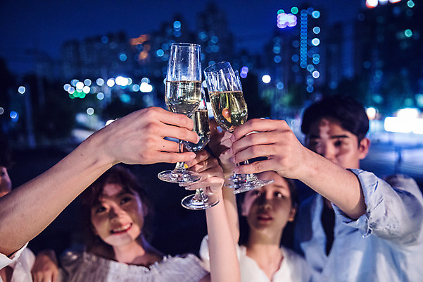 포토 JPG 커플 응시 여자 남자 대학생 포즈 야경 와인잔 모션 대학생라이프 서기 미소 웃음 들기 사람 손짓 여러명 상반신 20대 성인 야외 앞모습 옆모습 아웃포커스 캐주얼 파란색 친구 청춘 파티 손들기 와인 한국인 옥상 화이트와인 즐거움 건배 보케 성인만 루프탑 국내포토 학생 라이프스타일 시선 옷 감정 뷰포인트 컬러 다수 컨셉 술잔 관계 주류 촬영기법 표정 동양인 이벤트 청년 야간 파일형식 풍경_경치