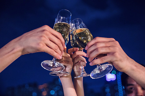 포토 JPG 손 커플 여자 남자 대학생 와인잔 밤하늘 대학생라이프 한손 들기 사람 손짓 근접촬영 여러명 20대 성인 야외 신체부위 파란색 친구 청춘 파티 와인 한국인 야간 옥상 화이트와인 즐거움 건배 성인만 루프탑 국내포토 자연요소 학생 라이프스타일 감정 뷰포인트 컬러 다수 컨셉 술잔 관계 모션 하늘 주류 동양인 이벤트 청년 파일형식