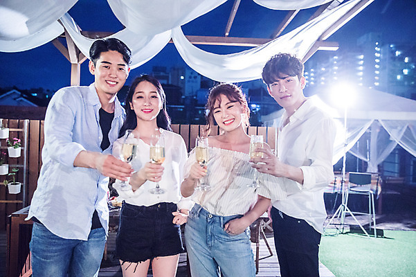 포토 JPG 커플 응시 여자 남자 대학생 포즈 와인잔 모션 대학생라이프 전등 서기 미소 웃음 들기 사람 여러명 상반신 20대 성인 야외 앞모습 옆모습 장식 캐주얼 파란색 친구 청춘 파티 와인 한국인 야간 옥상 화이트와인 즐거움 건배 성인만 루프탑 국내포토 자연요소 학생 라이프스타일 시선 옷 감정 뷰포인트 컬러 다수 컨셉 술잔 관계 조명 주류 표정 동양인 이벤트 청년 파일형식