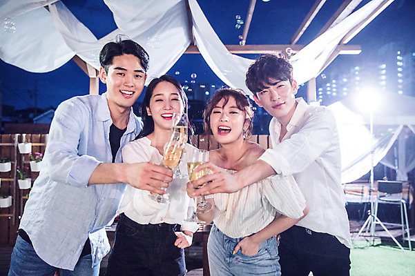 포토 JPG 커플 응시 여자 남자 대학생 포즈 와인잔 모션 대학생라이프 조명 서기 미소 웃음 들기 사람 여러명 상반신 20대 성인 야외 앞모습 장식 캐주얼 파란색 친구 청춘 파티 와인 한국인 야간 옥상 화이트와인 즐거움 건배 성인만 루프탑 국내포토 자연요소 학생 라이프스타일 시선 옷 감정 뷰포인트 컬러 다수 컨셉 술잔 관계 주류 표정 동양인 이벤트 청년 파일형식