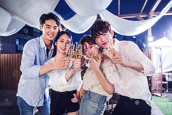 포토 JPG 커플 응시 여자 남자 대학생 포즈 와인잔 모션 대학생라이프 서기 미소 웃음 들기 사람 여러명 상반신 20대 성인 야외 앞모습 옆모습 장식 캐주얼 친구 청춘 파티 와인 한국인 야간 옥상 화이트와인 즐거움 건배 성인만 루프탑 국내포토 자연요소 학생 라이프스타일 시선 옷 감정 뷰포인트 다수 컨셉 술잔 관계 주류 표정 동양인 이벤트 청년 파일형식