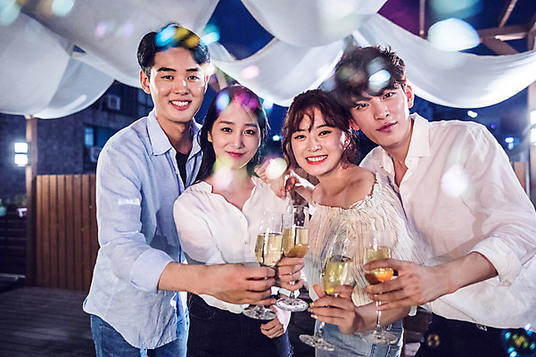 포토 JPG 커플 응시 여자 남자 대학생 포즈 와인잔 모션 대학생라이프 서기 미소 웃음 들기 사람 여러명 상반신 20대 성인 야외 앞모습 장식 캐주얼 친구 청춘 파티 와인 한국인 야간 옥상 화이트와인 즐거움 건배 성인만 어깨에손 루프탑 국내포토 자연요소 학생 라이프스타일 시선 옷 감정 뷰포인트 다수 컨셉 술잔 관계 주류 표정 동양인 이벤트 청년 파일형식