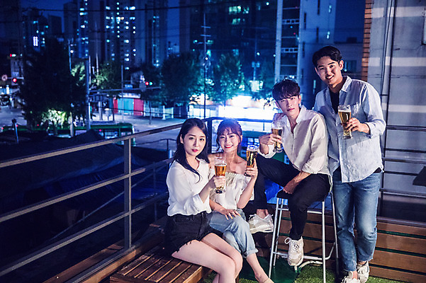 포토 JPG 전신 커플 응시 여자 남자 대학생 포즈 벤치 난간 모션 대학생라이프 맥주 서기 미소 들기 사람 앉기 여러명 상반신 20대 성인 야외 앞모습 옆모습 캐주얼 파란색 친구 청춘 파티 한국인 야간 옥상 맥주잔 성인만 루프탑 국내포토 자연요소 학생 라이프스타일 시선 옷 뷰포인트 컬러 다수 컨셉 술잔 의자 관계 주류 표정 동양인 이벤트 청년 파일형식