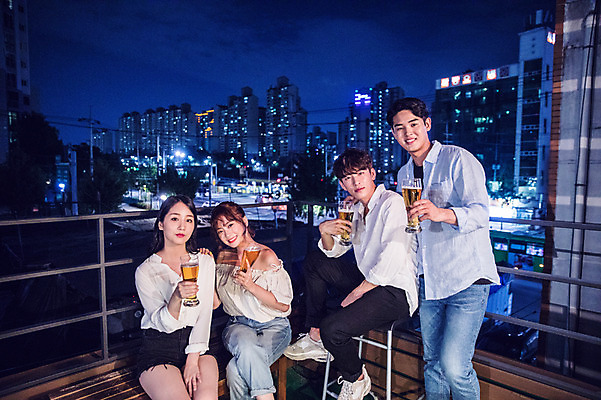 포토 JPG 커플 응시 여자 남자 대학생 포즈 벤치 난간 모션 대학생라이프 아파트 맥주 서기 미소 들기 사람 앉기 빌딩 여러명 상반신 20대 성인 야외 앞모습 옆모습 캐주얼 파란색 친구 청춘 파티 한국인 야간 옥상 맥주잔 성인만 루프탑 국내포토 자연요소 학생 라이프스타일 시선 옷 뷰포인트 컬러 다수 컨셉 술잔 의자 관계 주택 주류 표정 동양인 이벤트 청년 건물 파일형식